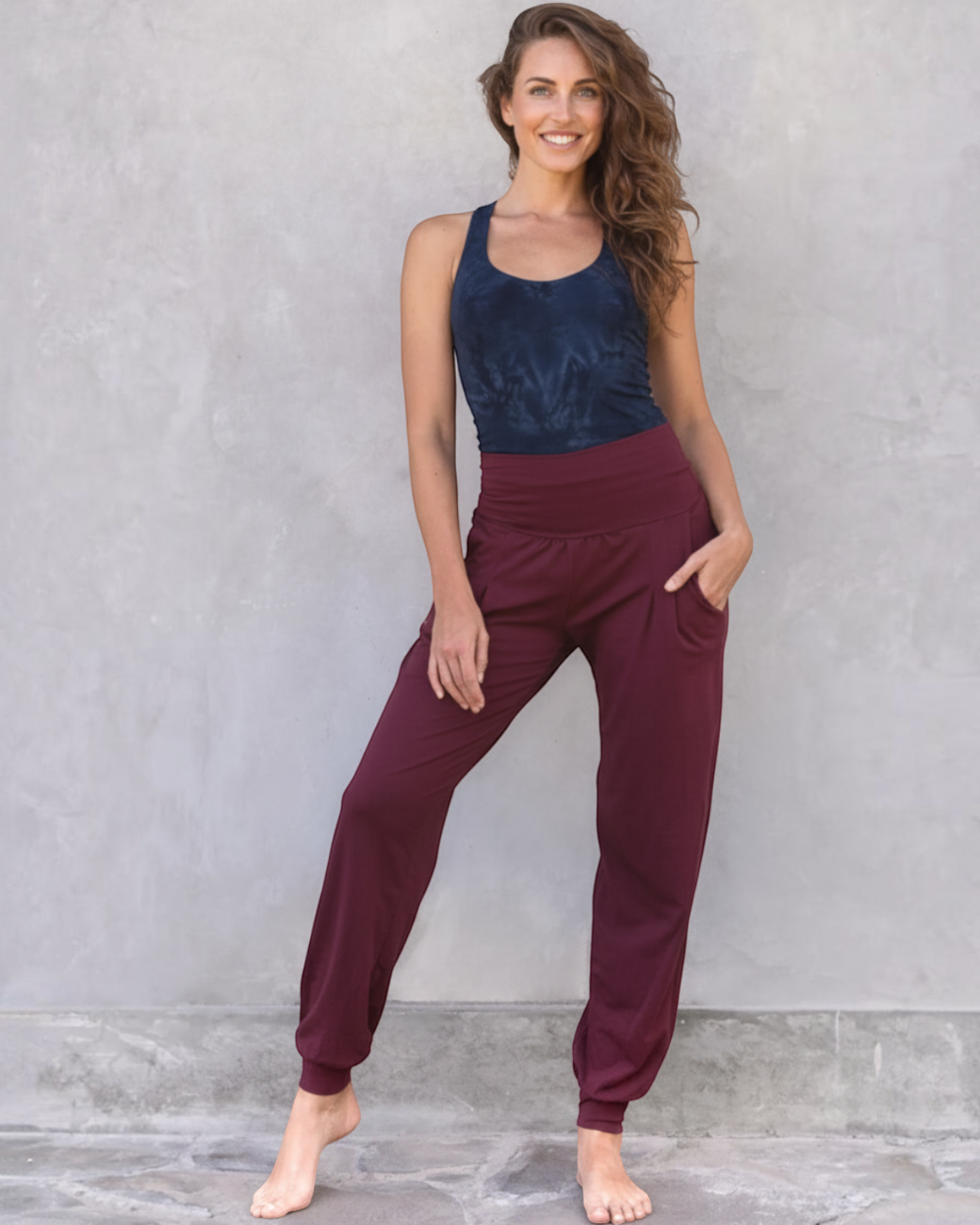 greenyogashop Yogahose Joelle in Burgundy aus Bio-Baumwolle mit weichem Umschlagbund und lässigem Schnitt