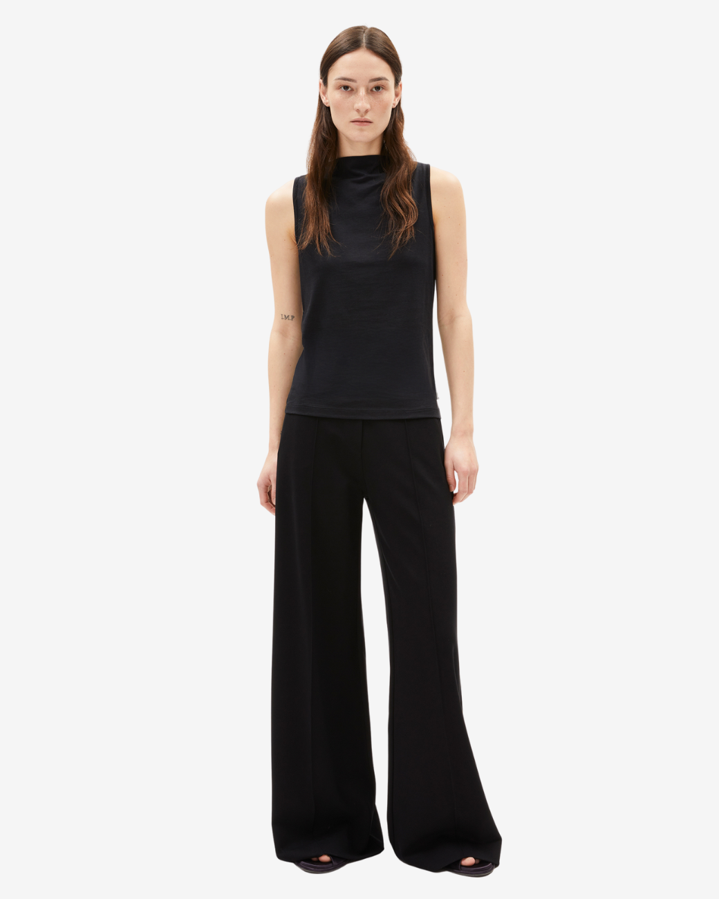 LAMINIAA black