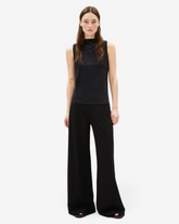 greenyogashop ärmelloses schwarzes Top LAMINIAA aus TENCEL und Bio-Baumwolle mit Boot-Ausschnitt an einem Model