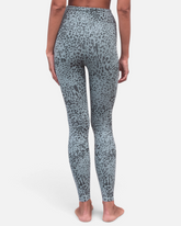greenyogashop Leggings Susan in Aqua mit Animal-Print aus Biobaumwolle und High-Rise-Bund in der Rückansicht
