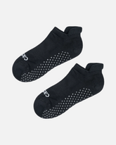 greenyogashop schwarze Anti-Rutsch-Socken aus Baumwollmix mit Silikonnoppen an der Sohle und Logo an den Zehen