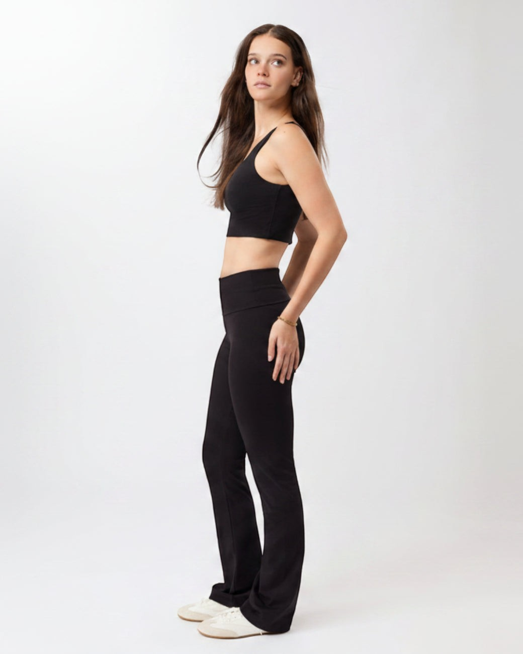 Model trägt schwarze greenyogashop Yogahose Classic Rolldown aus Bio-Baumwolle mit elastischem Umschlagbund