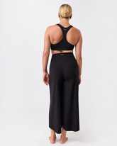 greenyogashop schwarze 7/8 Yoga-Hose mit weitem Bein und fließender Silhouette aus Lyocell-Baumwoll-Mix