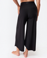 greenyogashop Hose Roll Over Tulip in Schwarz mit fließender Silhouette und 7/8-Länge für Yoga und Freizeit