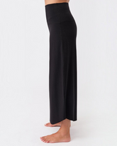 greenyogashop schwarze 7/8 Yoga-Hose mit Rollbund aus weichem Lyocell-Mix in fließender Silhouette