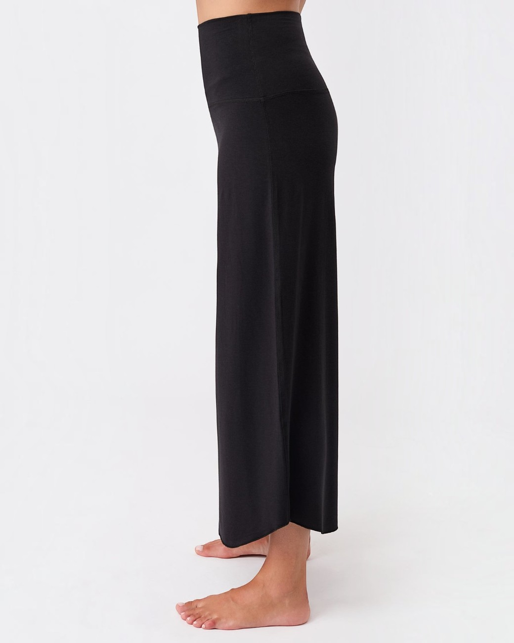 greenyogashop schwarze 7/8 Yoga-Hose mit Rollbund aus weichem Lyocell-Mix in fließender Silhouette