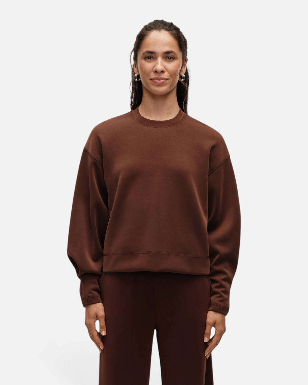 Model trägt dunkelbraunes greenyogashop Peachy Crew Neck Sweatshirt mit voluminösen Ärmeln aus weichem Modal-Mix