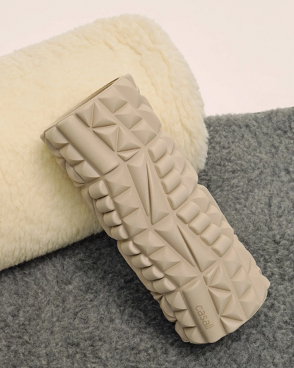 greenyogashop Recovery Foam Roller in Light Cashmere mit strukturierter Oberfläche auf weichem Untergrund