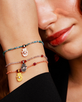 greenyogashop Schutzarmband Hamsa Intuition aus Sterlingsilber mit Bergkristall, Labradorit und Granat am Handgelenk
