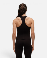 greenyogashop schwarzes Tanktop mit integriertem BH und Racerback-Design, getragen von einer Frau von hinten
