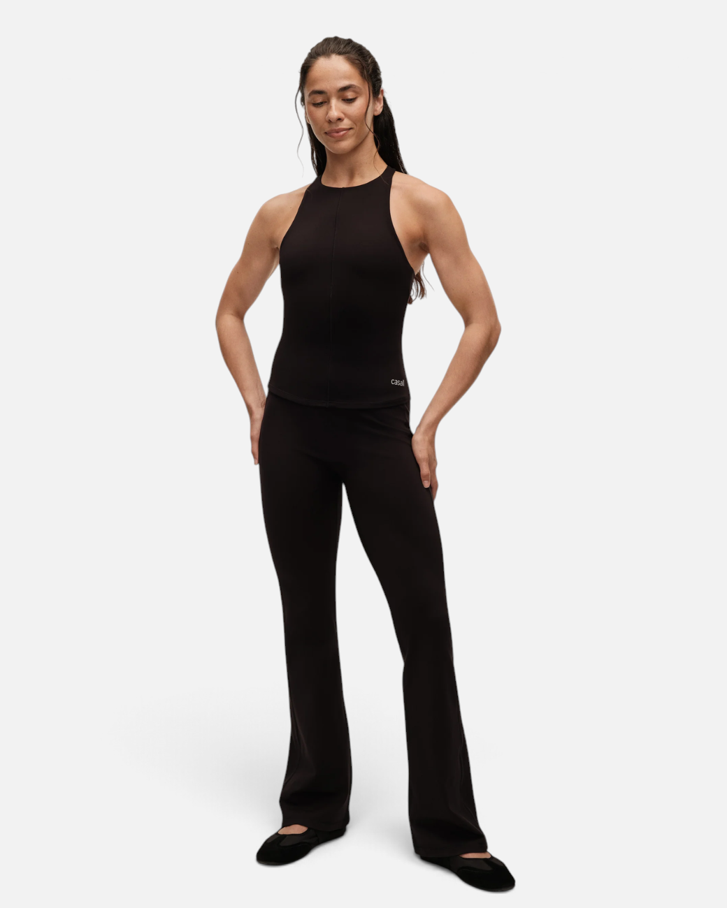 greenyogashop schwarzes Soft Touch Tanktop mit integriertem BH, Rundhalsausschnitt und Logo für Gym-Workouts
