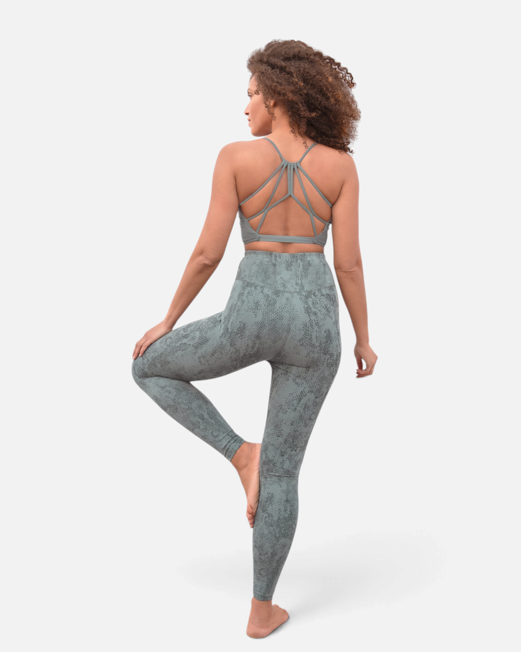 greenyogashop Leggings Sumatra Snake in Agave aus Bio-Baumwolle mit Schlangenmuster bei einer Yoga-Pose