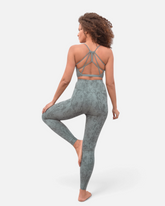 greenyogashop Leggings Sumatra Snake in Agave aus Bio-Baumwolle mit Schlangenmuster bei einer Yoga-Pose