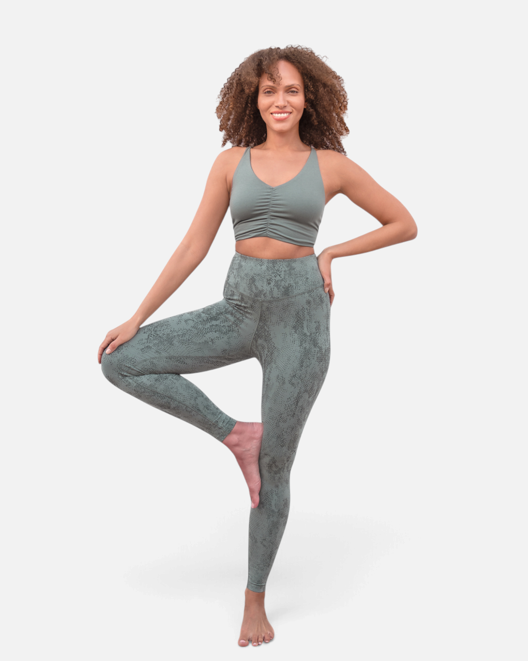 greenyogashop Leggings Sumatra Snake in Agave aus Bio-Baumwolle mit Schlangenmuster bei einer Yoga-Pose