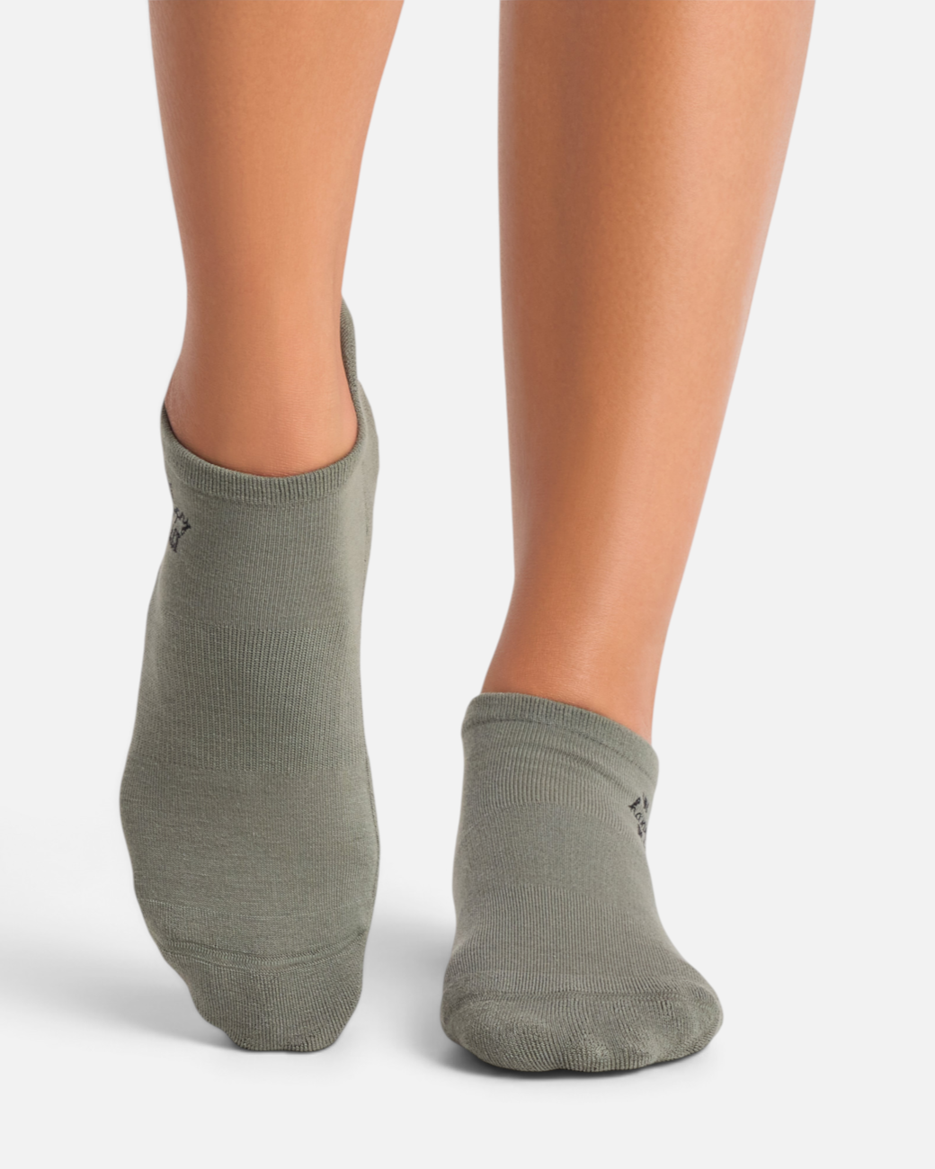 greenyogashop Yogasocken Grip Savvy in Salbeigrün aus Bio-Baumwolle mit rutschfester Sohle und Kompressionsband