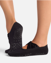 greenyogashop Yogasocken Grip Penny in Schwarz mit rutschfester Sohle und elegantem Samt-Riemen am Fußrücken