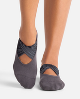 greenyogashop Yogasocken Grip Penny in Glacial Velvet mit überkreuzten Riemen aus Bio-Baumwollmischung