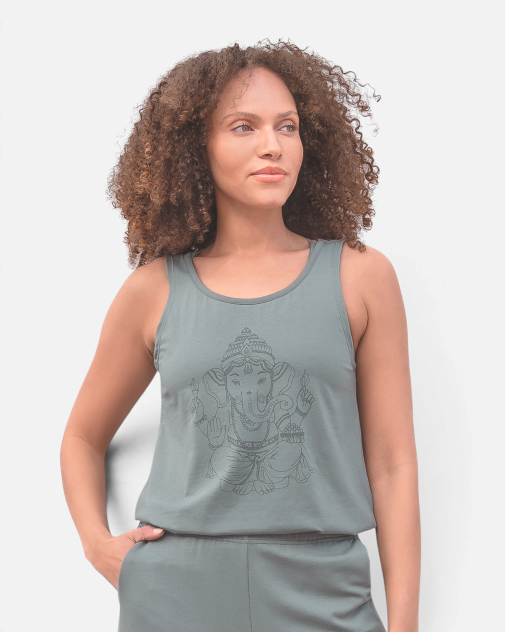 Model trägt ein grünes greenyogashop Tanktop aus TENCEL und Biobaumwolle mit Ganesha-Print und Rundhalsausschnitt
