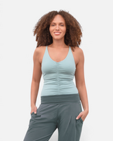 greenyogashop Top Nicole in Aqua aus Bio-Baumwolle mit Raffung vorne und integriertem BH an einem Model