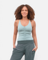 greenyogashop Top Nicole in Aqua aus Bio-Baumwolle mit Raffung vorne und integriertem BH an einem Model