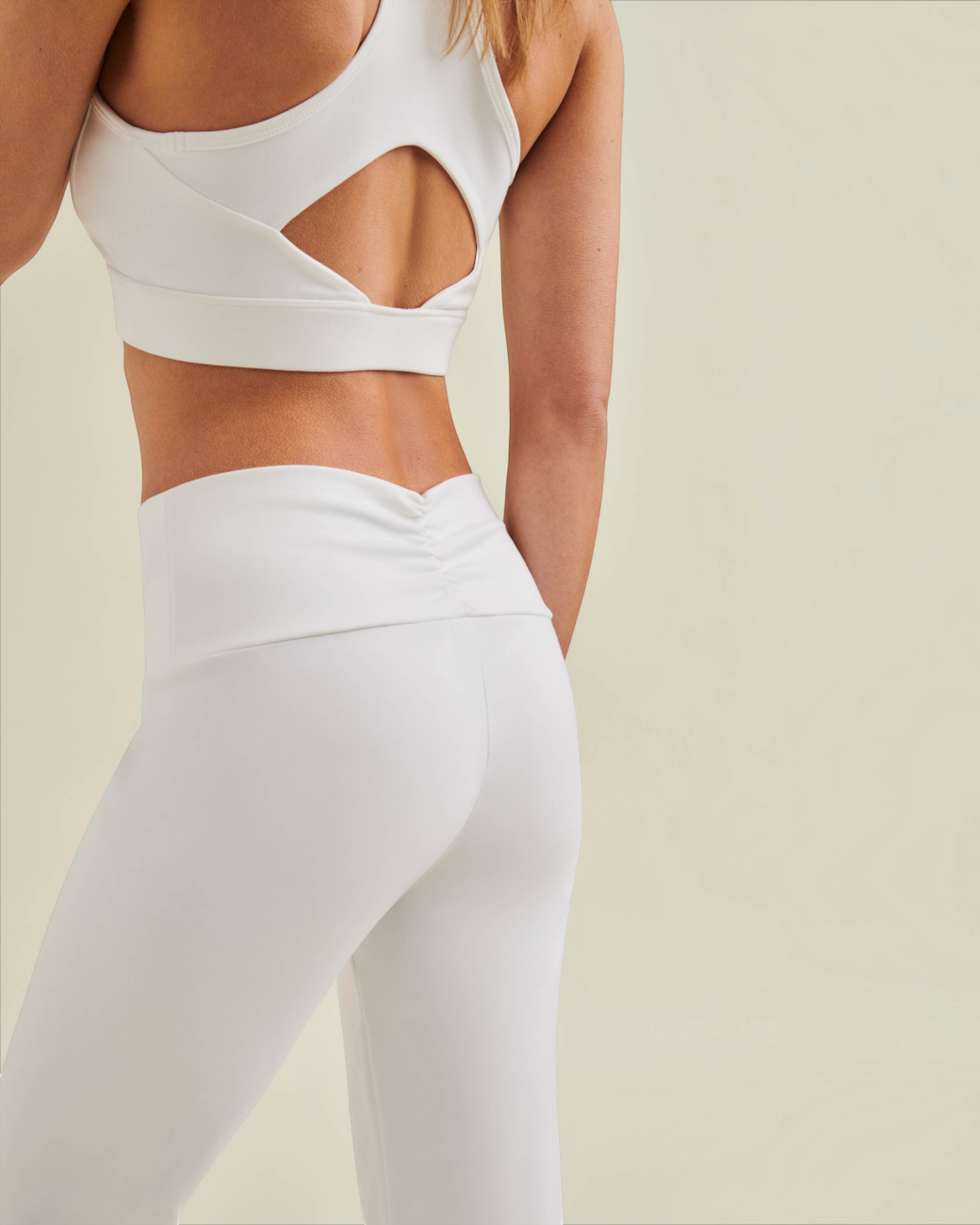 greenyogashop Best Yoga Pants in Diamond White aus Bio-Baumwolle mit hohem Bund und gerafftem Detail an der Taille