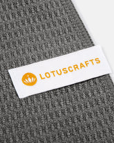 Anthrazit - Anthracite Yogahandtuch Label Detailaufnahme