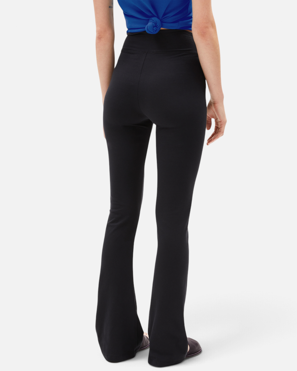 greenyogashop Hose REHMAA in Schwarz aus Bio-Baumwolle mit ausgestelltem Bein und Slim-Fit-Passform