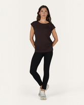 Model trägt das braune greenyogashop Asana Tee aus Bambus-Mix mit lockerer Passform und extra langem Schnitt.