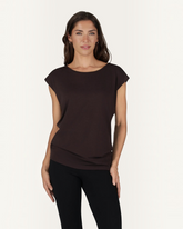 greenyogashop Asana Tee in Coffee, ein extra langes Yoga-Shirt aus Bambus-Mix mit weichem Bund und lockerer Passform