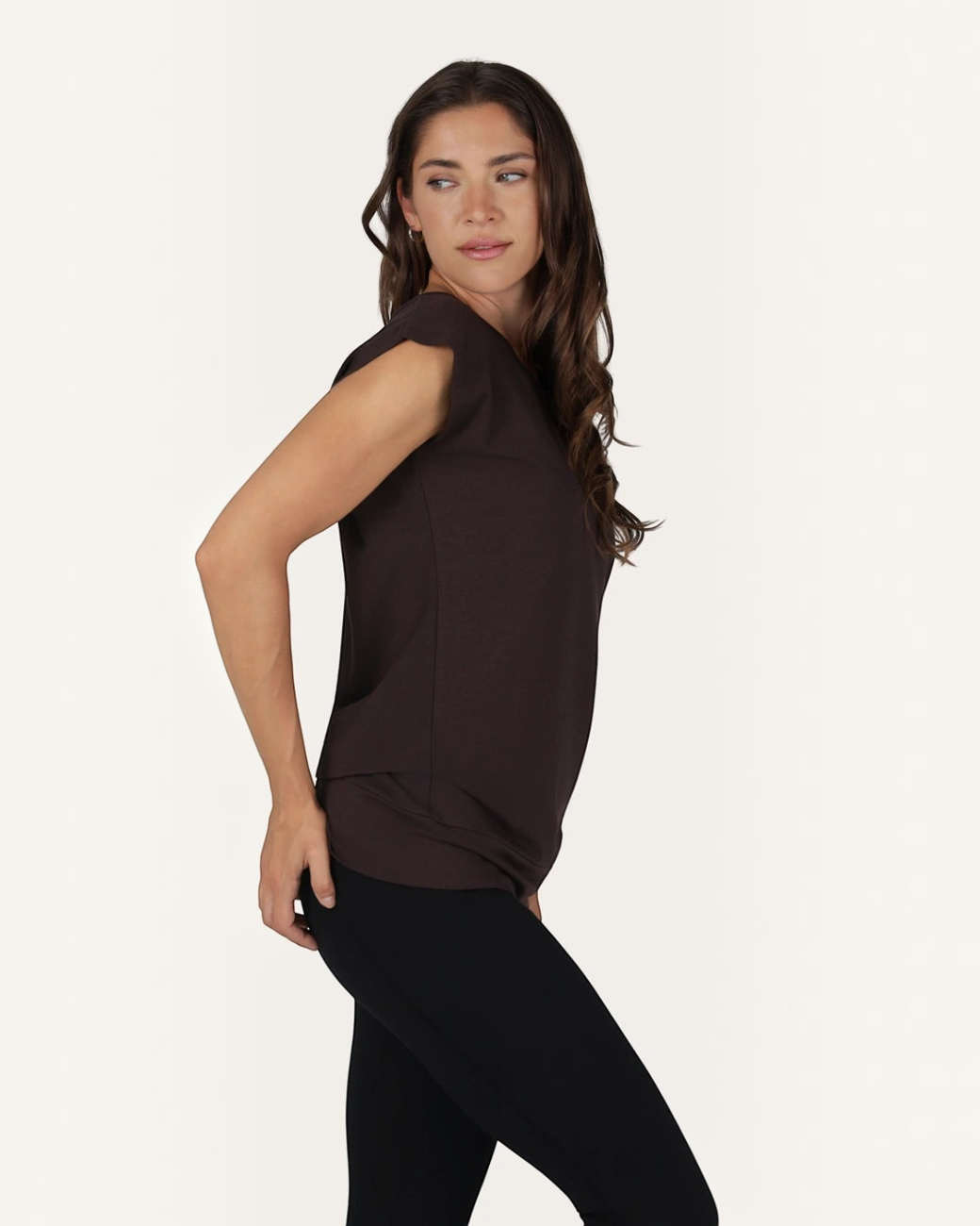 greenyogashop Asana Tee in Coffee aus weichem Bambus-Mix mit lockerer Passform und extra langem Schnitt