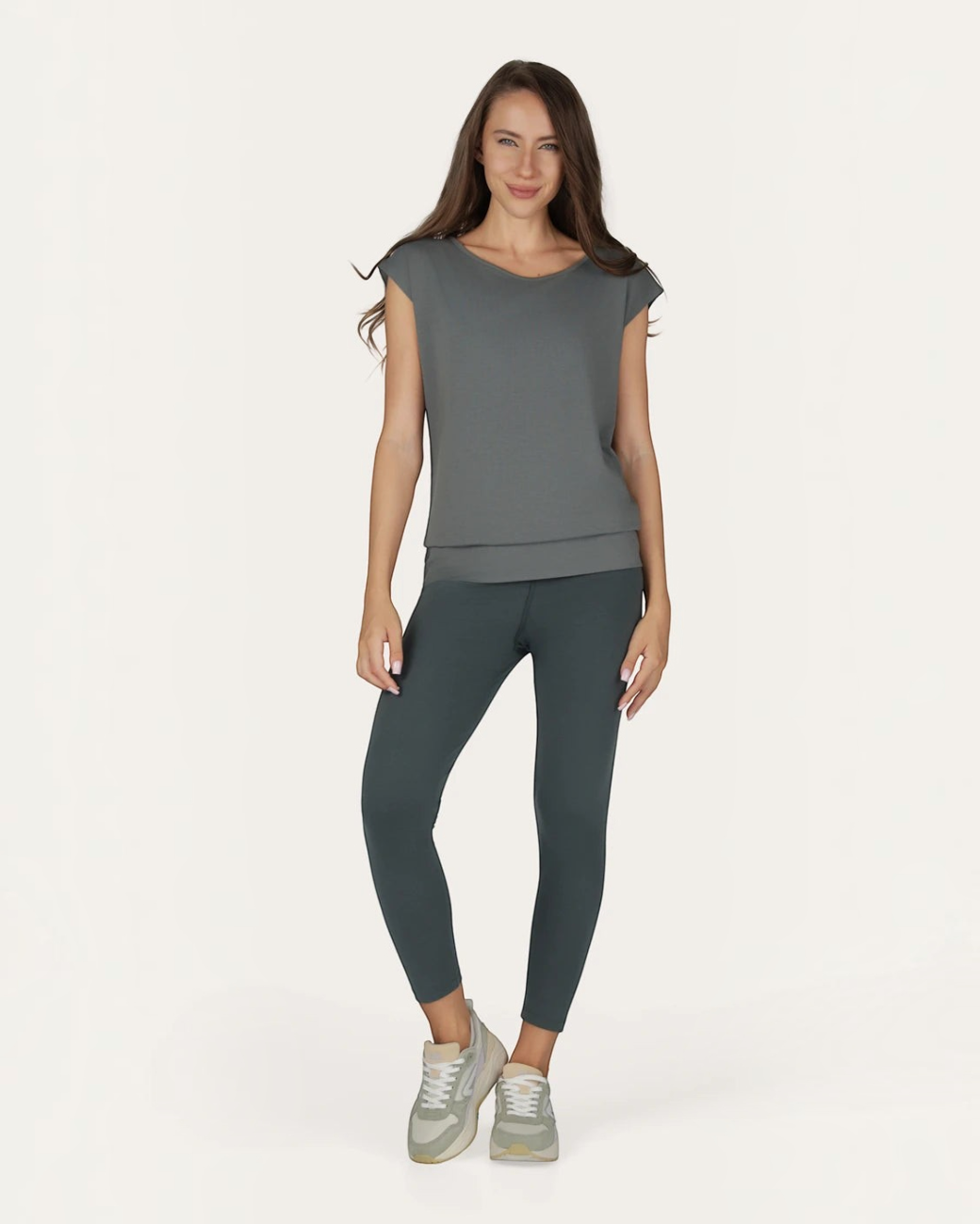 greenyogashop Asana Tee in Jade aus weichem Bambus-Mix mit lockerer Passform und langem Bund für Yoga