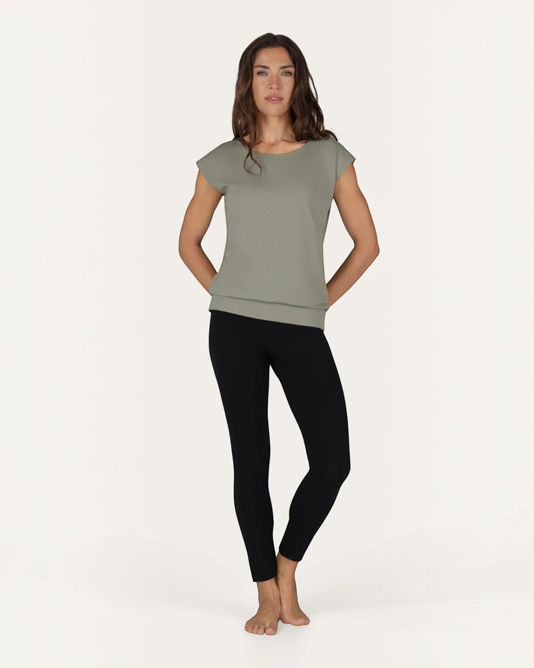 Model trägt greenyogashop Asana Tee in Smokey Quartz aus weichem Bambus-Mix mit langem Bund und lockerer Passform
