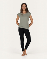 Model trägt greenyogashop Asana Tee in Smokey Quartz aus weichem Bambus-Mix mit langem Bund und lockerer Passform