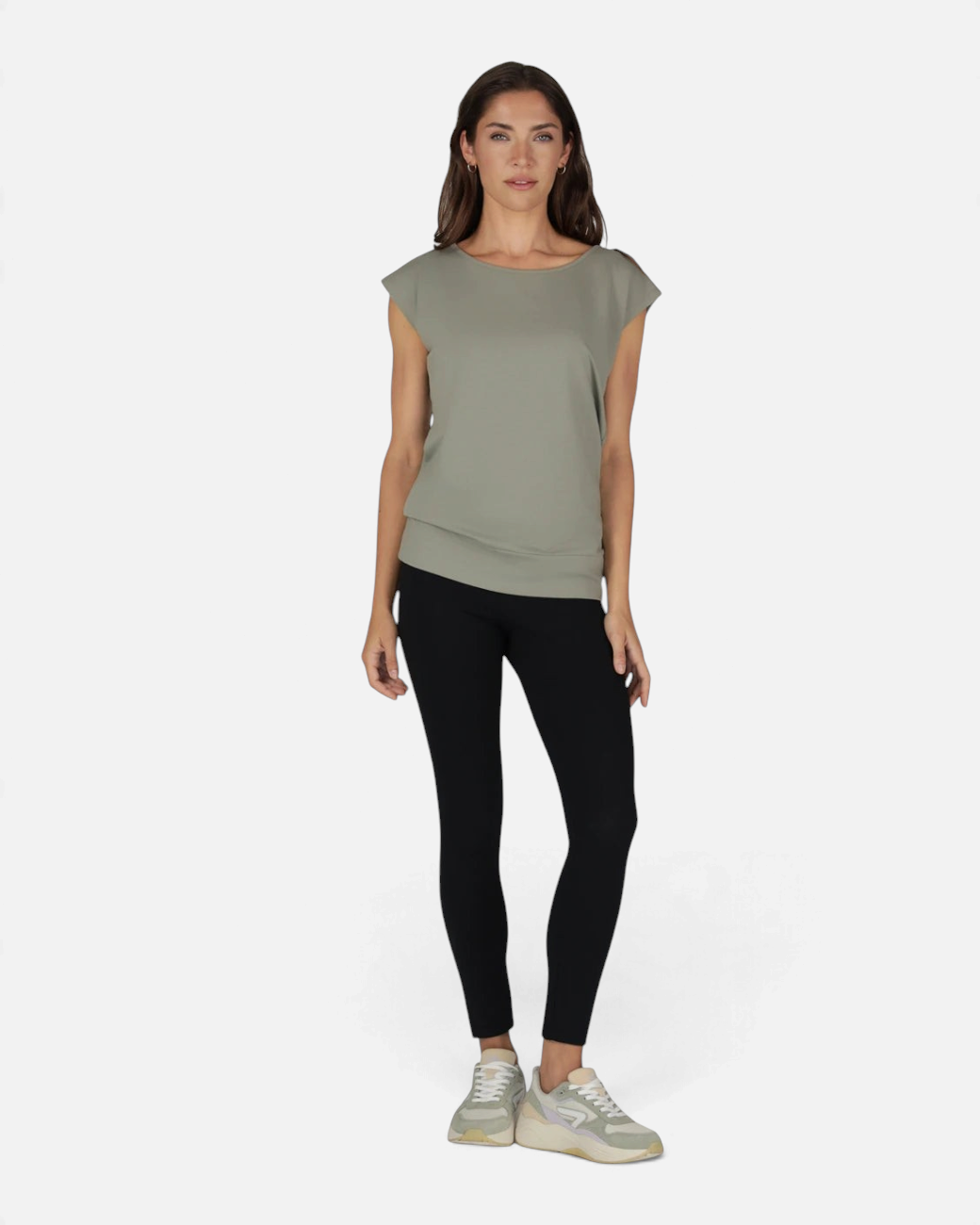 greenyogashop Asana Tee in Smokey Quartz aus Bambus-Mix mit weitem Bund und lockerer Passform an einem Model