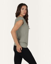 Model trägt das graue greenyogashop Asana Tee aus Bambus-Mix mit lockerer Passform und langem Bund