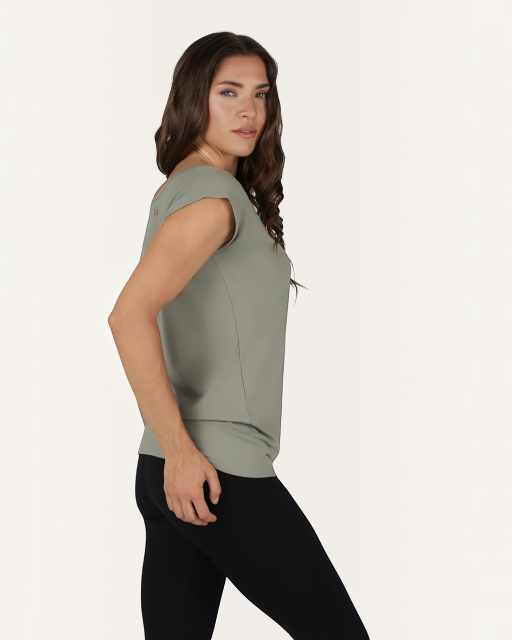Model trägt das graue greenyogashop Asana Tee aus Bambus-Mix mit lockerer Passform und langem Bund