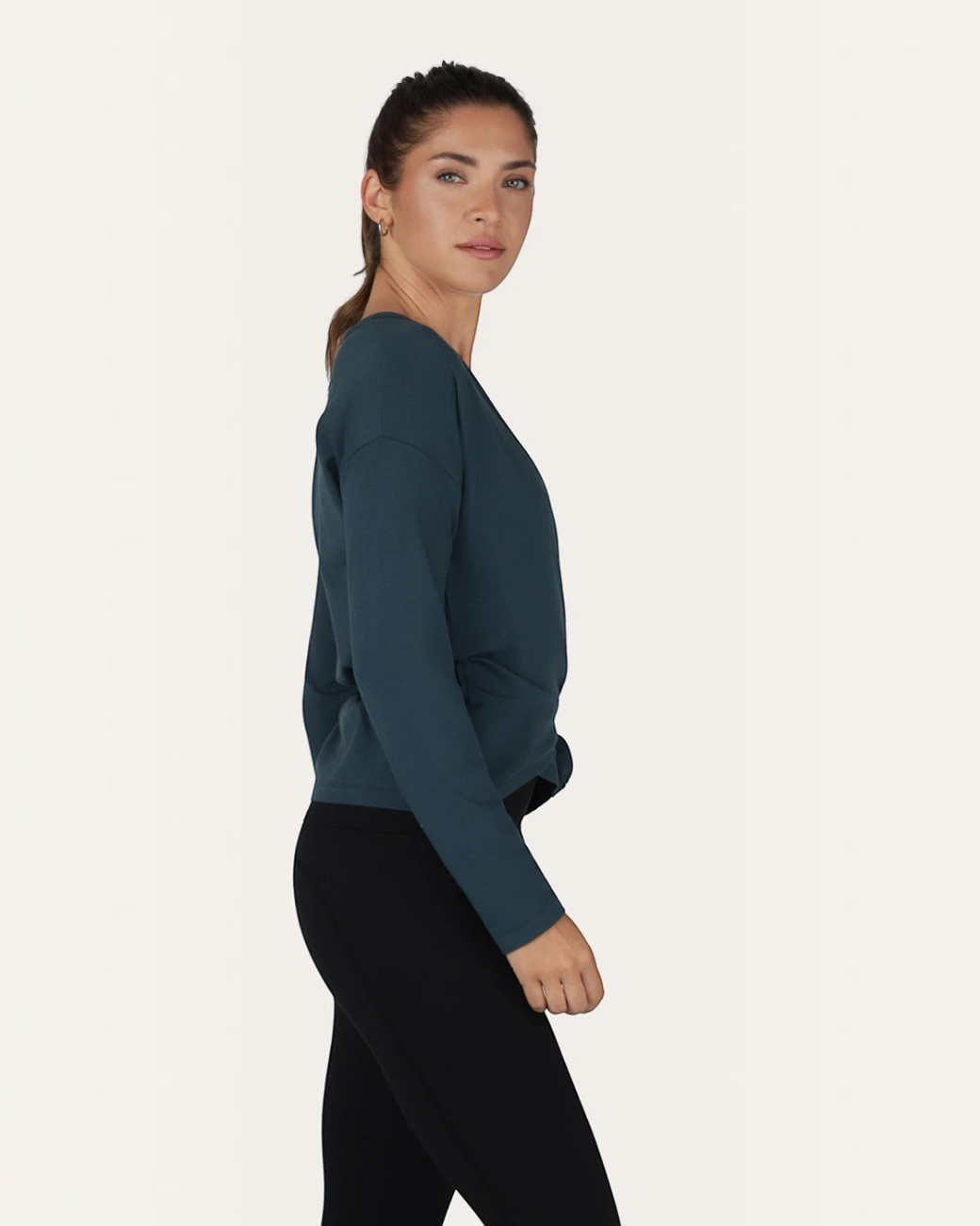 greenyogashop Aurora Wickeljacke in Dunkelblau aus weichem Bambus-Mix, getragen von einem Model im Profil