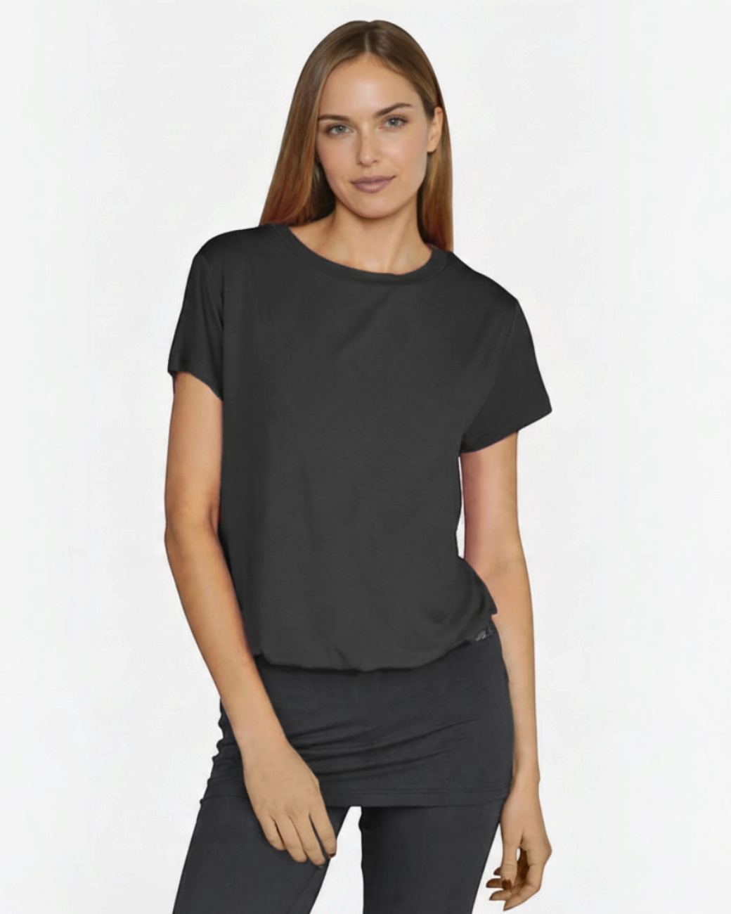 Model trägt ein schwarzes greenyogashop Rundhals-Shirt aus fließendem Bambus-Viskose-Mix mit Teilungsnähten