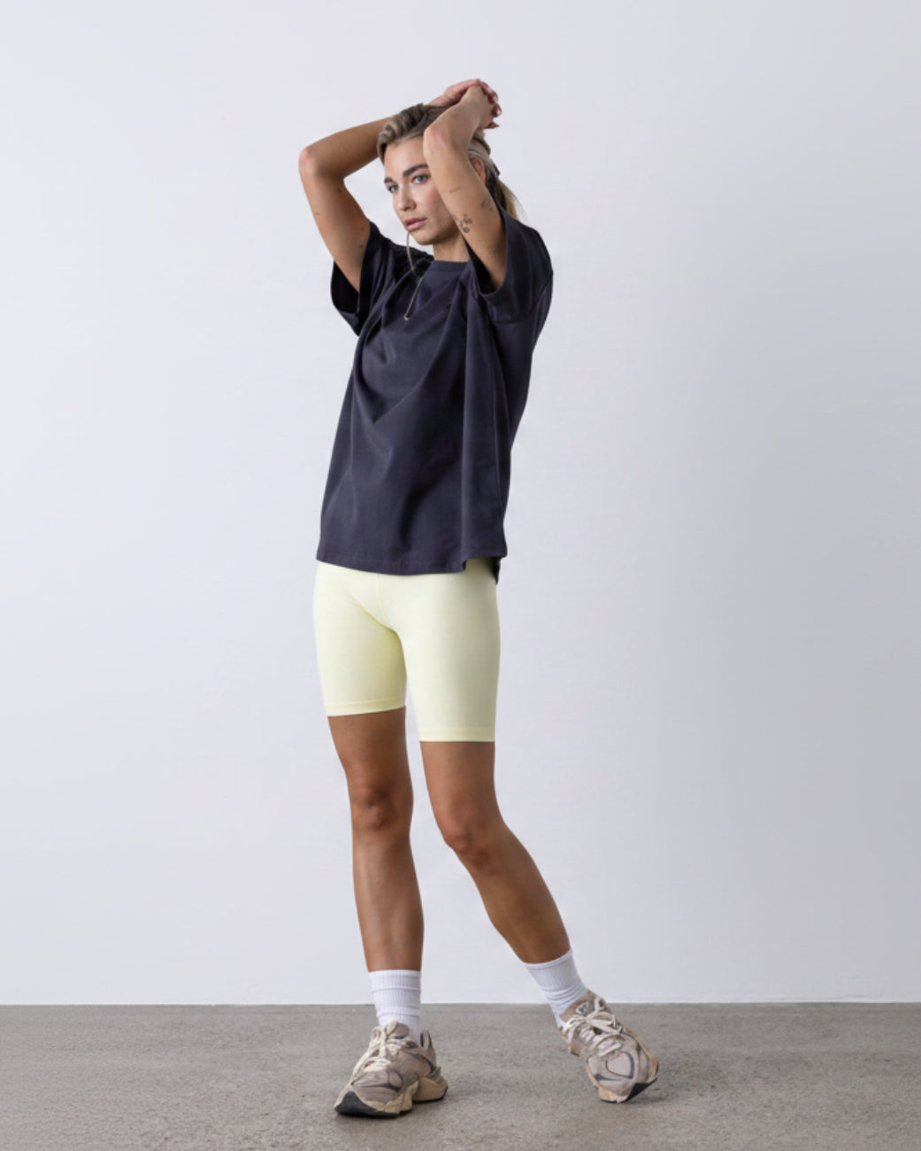 Biker Ribbed Pastel Yellow – Studioaufnahme – Hey Honey