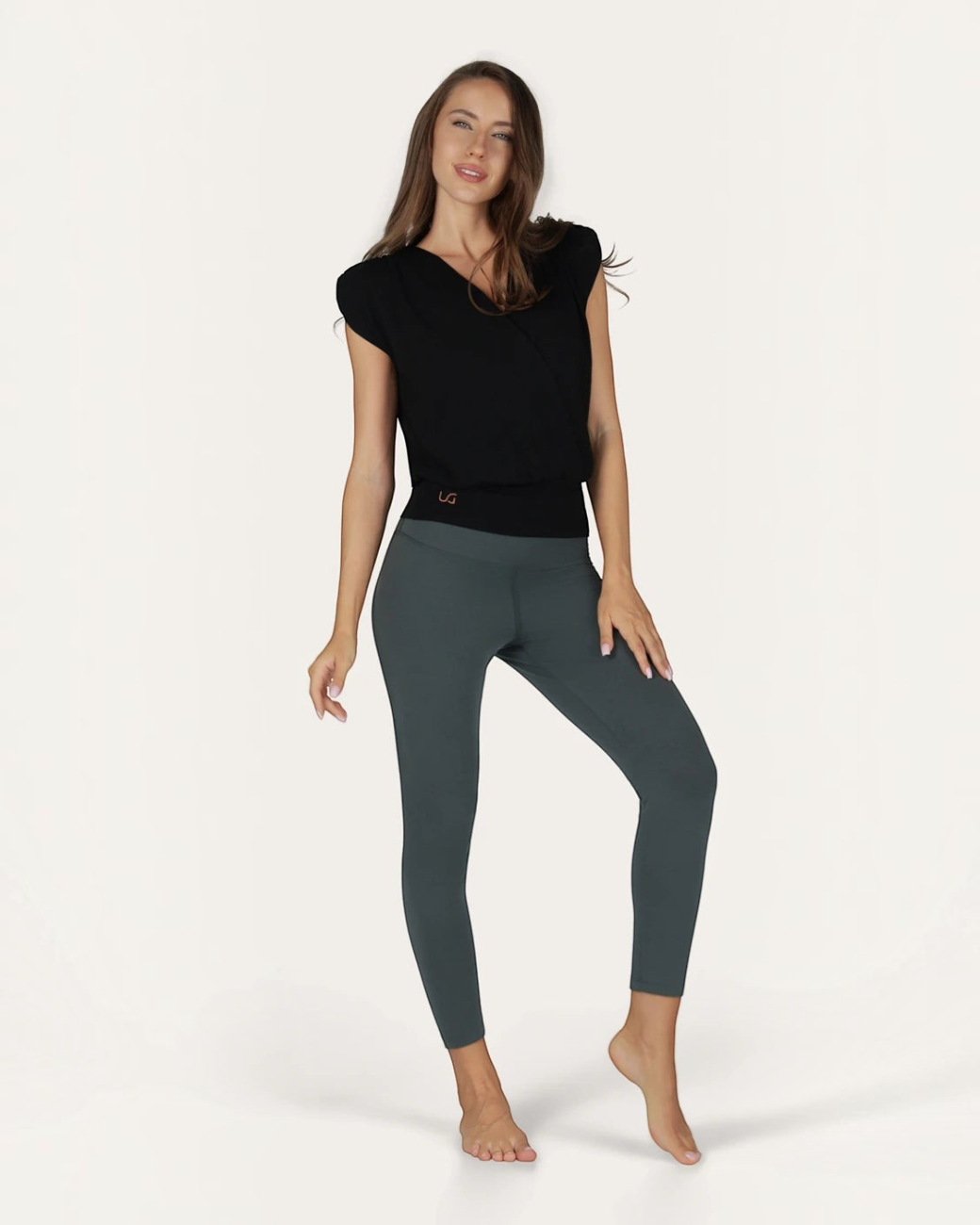 greenyogashop Caela Top in Onyx Schwarz, ärmelloses Oberteil aus Bambus-Mix mit Schulterfalten und breitem Bund