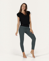 greenyogashop Caela Top in Onyx Schwarz, ärmelloses Oberteil aus Bambus-Mix mit Schulterfalten und breitem Bund