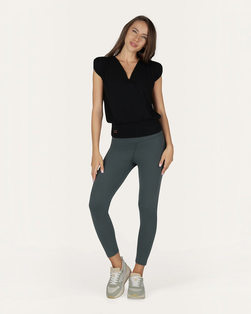 greenyogashop Caela Top in Onyx Schwarz, ärmelloses Oberteil aus Bambus-Mix mit Schulterfalten und breitem Bund
