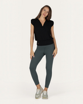 greenyogashop Caela Top in Onyx Schwarz, ärmelloses Oberteil aus Bambus-Mix mit Schulterfalten und breitem Bund