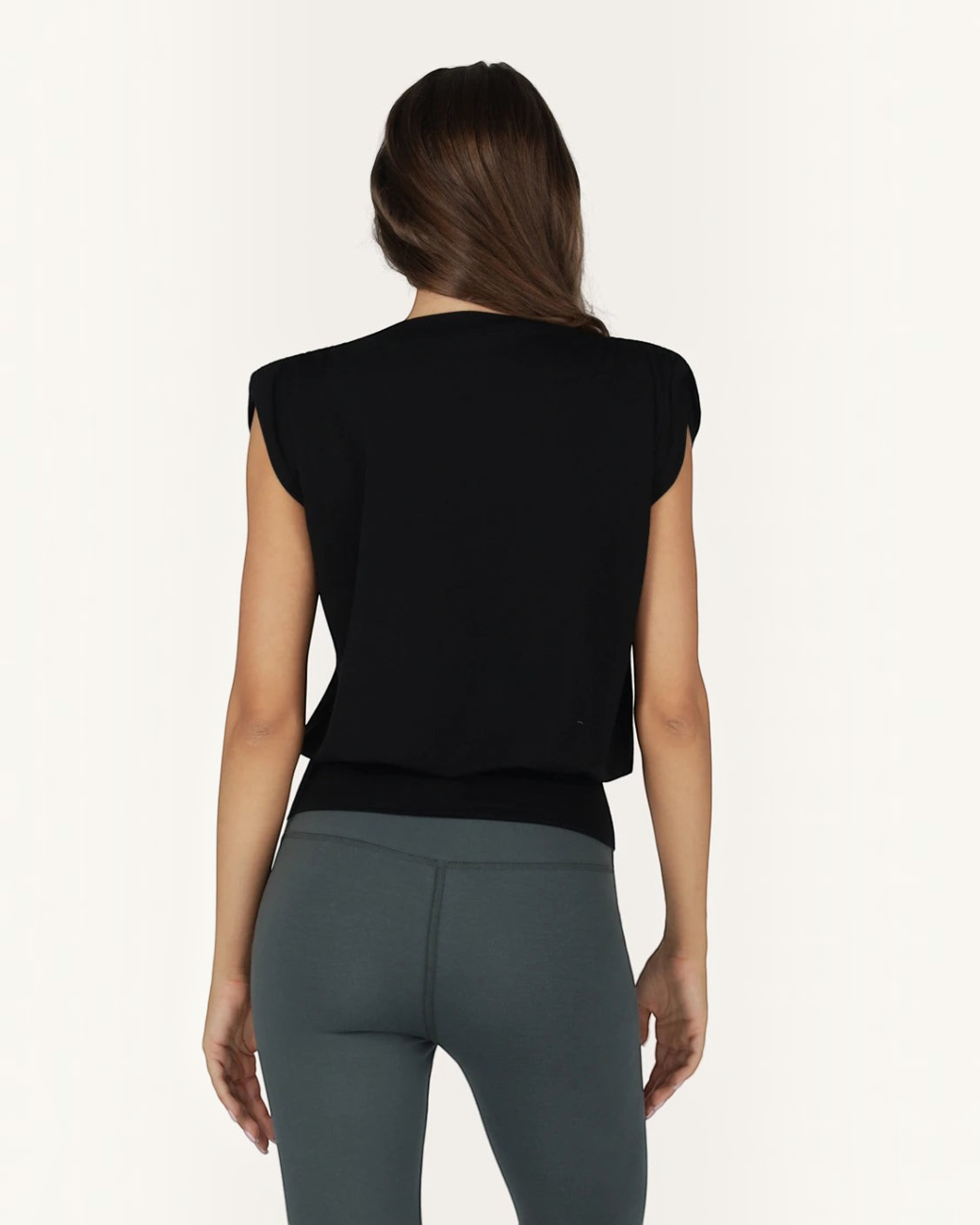 greenyogashop Caela Top in Onyx Schwarz, ärmelloses Oberteil aus Bambus-Mix mit Schulterfalten und breitem Bund