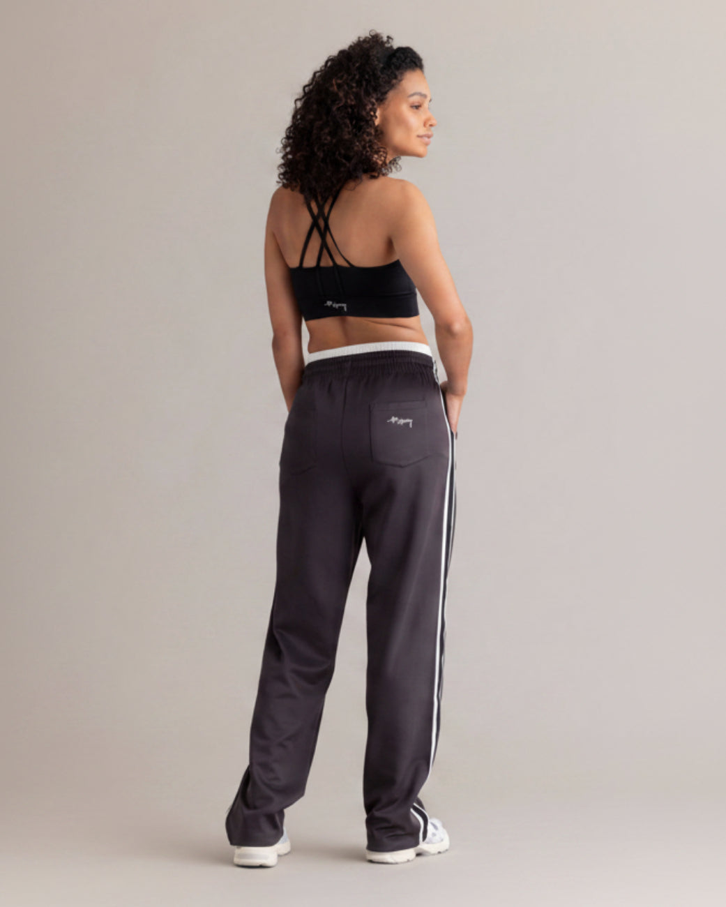 Classic Trackpants Grey – Rückansicht – Hey Honey