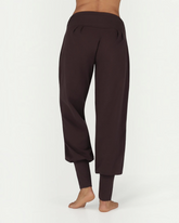 greenyogashop Yogahose Dakini in Coffee aus Bio-Baumwolle mit breitem Bund und entspannter Passform, Rückansicht
