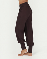 greenyogashop Yogahose Dakini in Coffee aus Bio-Baumwolle mit breitem Bund und bequemer Passform