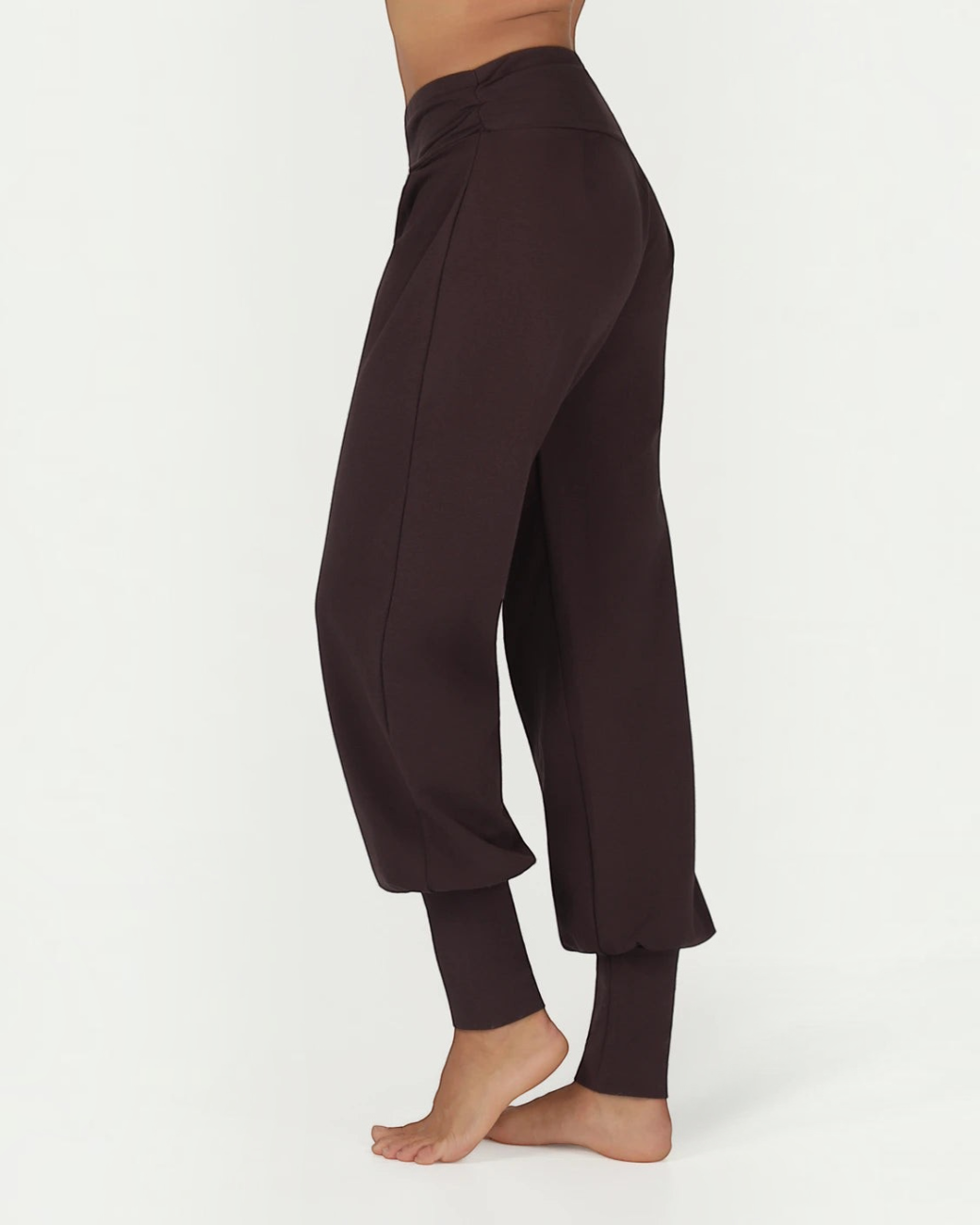 greenyogashop Yogahose Dakini in Coffee aus Bio-Baumwolle mit breitem Bund und bequemer Passform