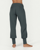 greenyogashop Yogahose Dakini in Pinyon aus Bio-Baumwolle mit breitem Bund und bequemer Passform, Rückansicht