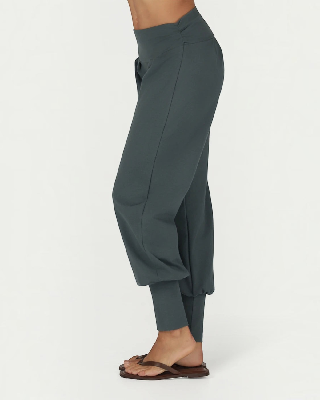 greenyogashop Yogahose Dakini in Pinyon aus Bio-Baumwolle mit breitem Bund und bequemer Passform